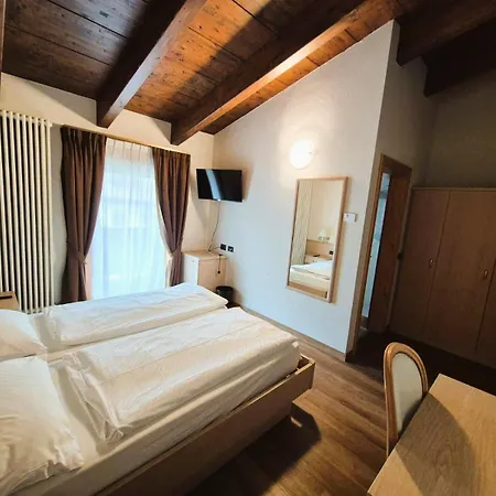 Angelica ليفينو